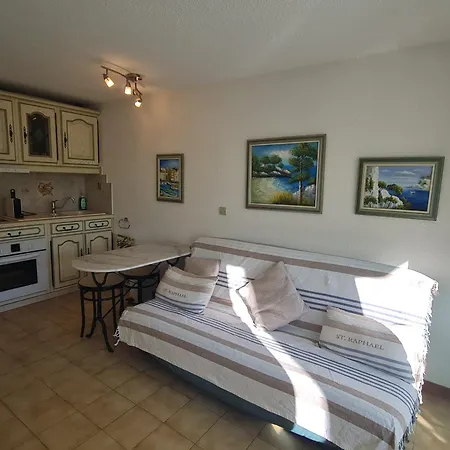 2 Pieces Avec Balcon, Piscine Et Parking Privatif A