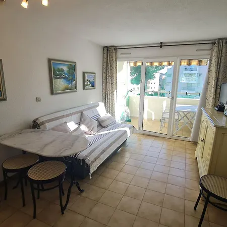 2 Pieces Avec Balcon, Piscine Et Parking Privatif A Sainte-Maxime