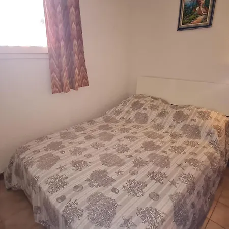 2 Pieces Avec Balcon, Piscine Et Parking Privatif A Sainte-Maxime